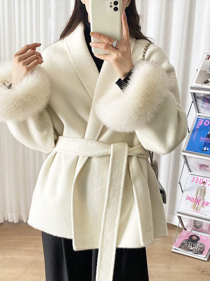 Eleganter Wickelmantel Damen mit Fellärmeln – Warm, Femininer Chic & Stilvoll im Winter