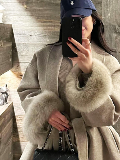 Eleganter Wickelmantel Damen mit Fellärmeln – Warm, Femininer Chic & Stilvoll im Winter