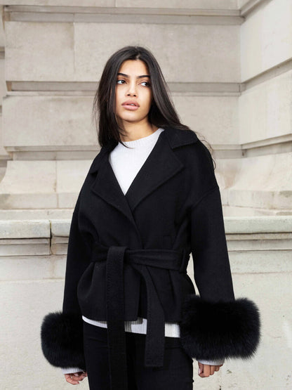 Eleganter Wickelmantel Damen mit Fellärmeln – Warm, Femininer Chic & Stilvoll im Winter