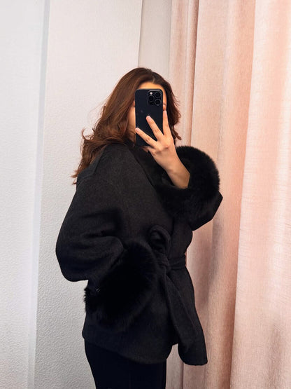 Eleganter Wickelmantel Damen mit Fellärmeln – Warm, Femininer Chic & Stilvoll im Winter