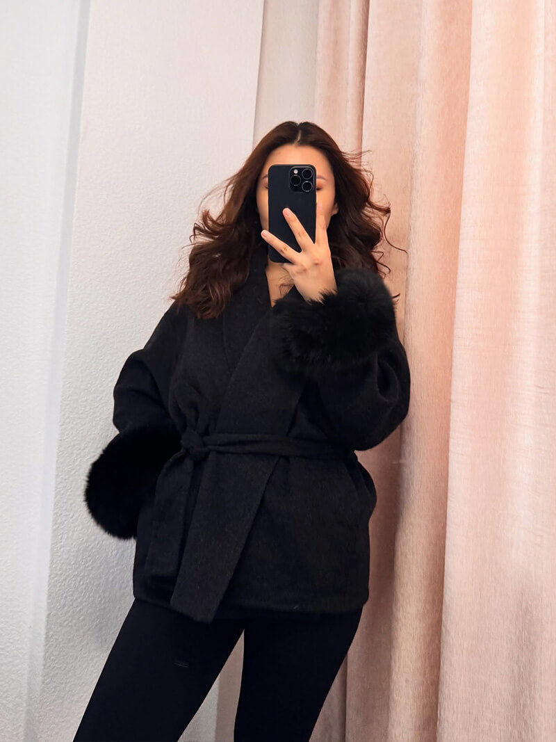 Eleganter Wickelmantel Damen mit Fellärmeln – Warm, Femininer Chic & Stilvoll im Winter