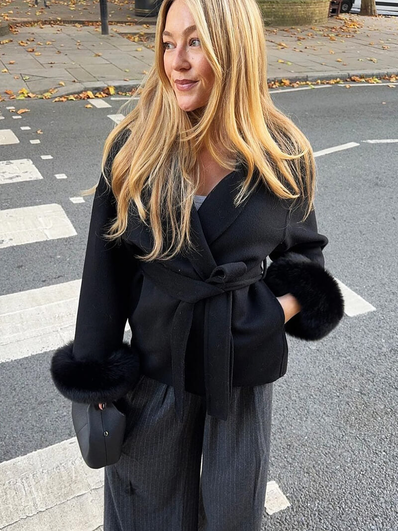 Eleganter Wickelmantel Damen mit Fellärmeln – Warm, Femininer Chic & Stilvoll im Winter
