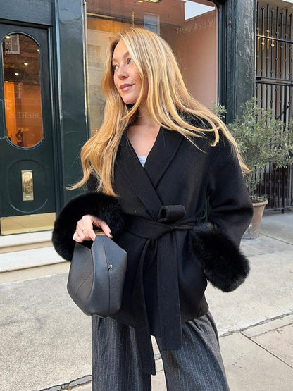 Eleganter Wickelmantel Damen mit Fellärmeln – Warm, Femininer Chic & Stilvoll im Winter