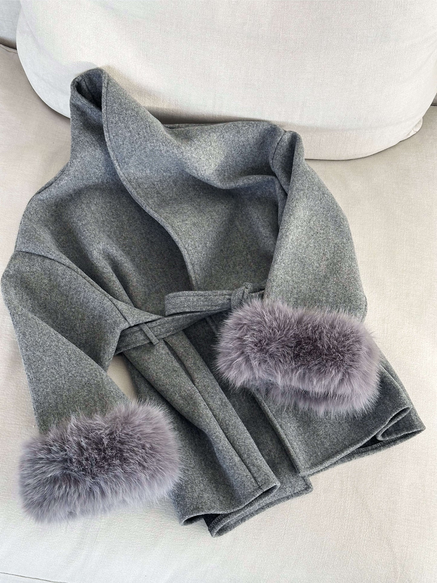 Eleganter Wickelmantel Damen mit Fellärmeln – Warm, Femininer Chic & Stilvoll im Winter