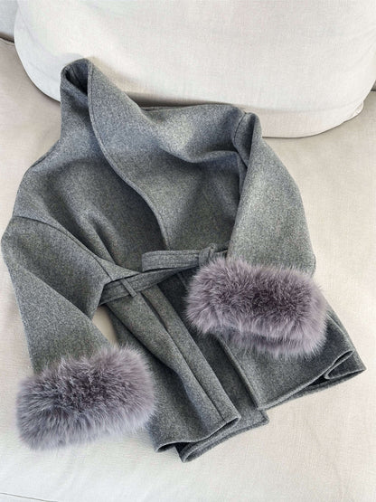 Eleganter Wickelmantel Damen mit Fellärmeln – Warm, Femininer Chic & Stilvoll im Winter