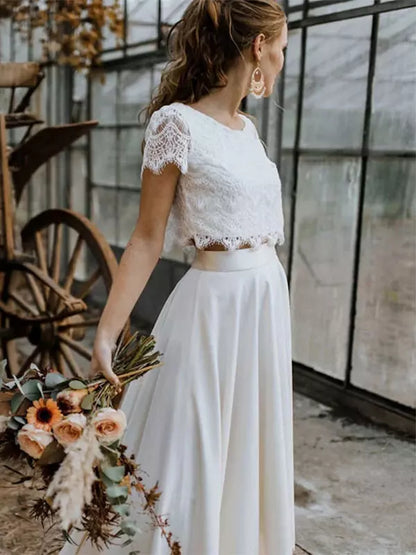 Elegantes Braut-Set mit Spitzenoberteil und fließendem Rock – Romantisch, Feminin & Zeitlos
