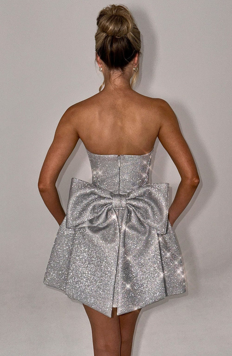 Strukturiertes Trägerloses Damen Kurzkleid – Modern, Feminin & Statement-Ready