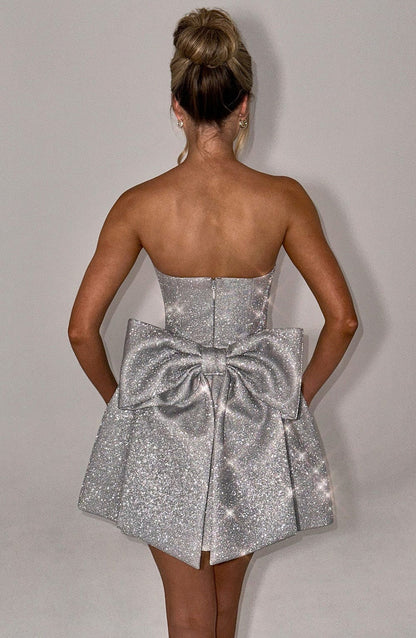 Strukturiertes Trägerloses Damen Kurzkleid – Modern, Feminin & Statement-Ready