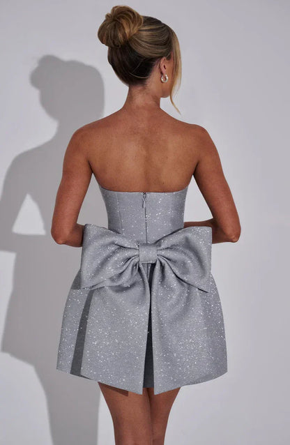 Strukturiertes Trägerloses Damen Kurzkleid – Modern, Feminin & Statement-Ready
