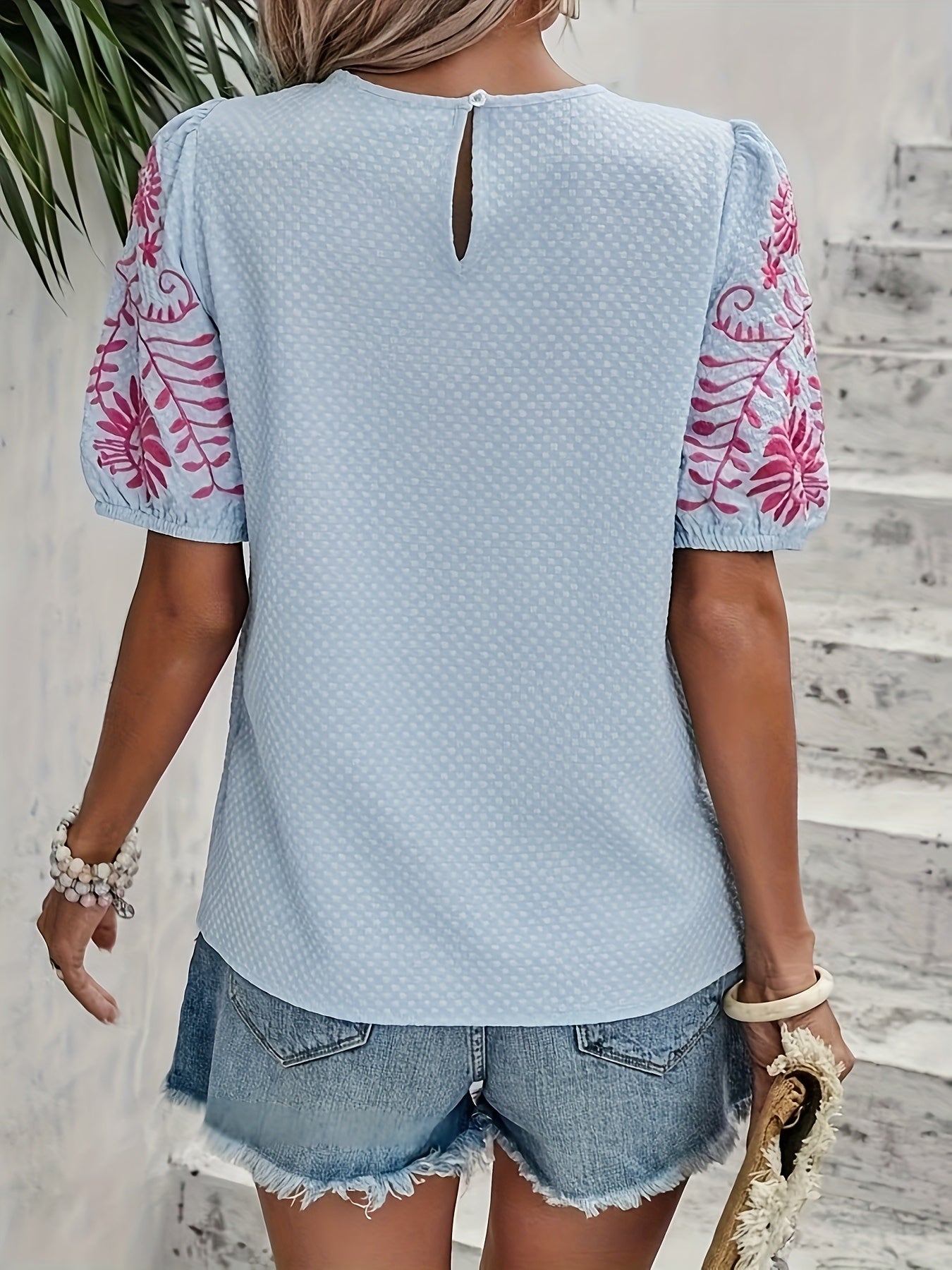 Laberta | Verspieltes Blusenshirt mit Puffärmeln & Floraler Stickerei an den Ärmeln – Sommerlich, Feminin & Luftig