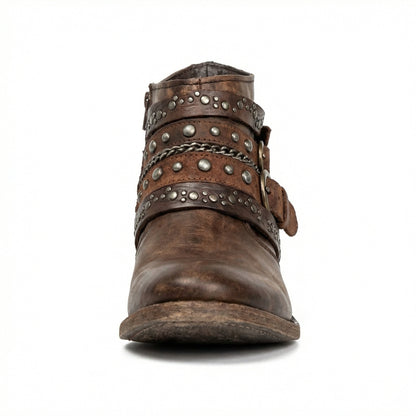 Damen Stiefeletten | Kurze Boots mit Ketten, Nieten und dekorativen Riemen