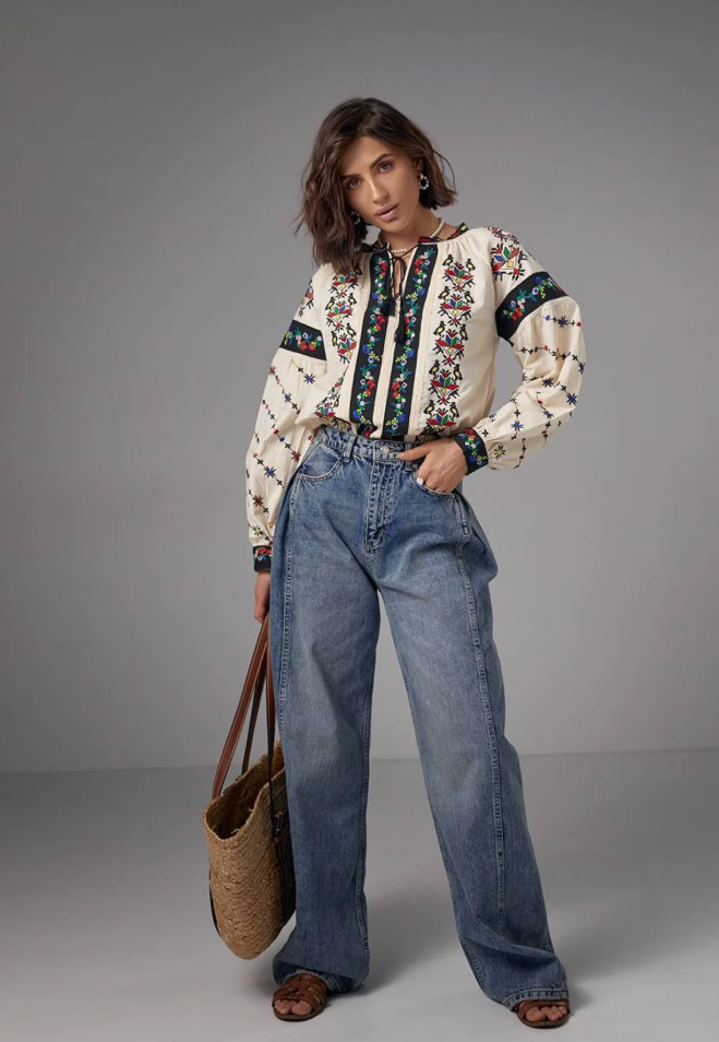 Bestickte Bluse mit Folkloremotiv