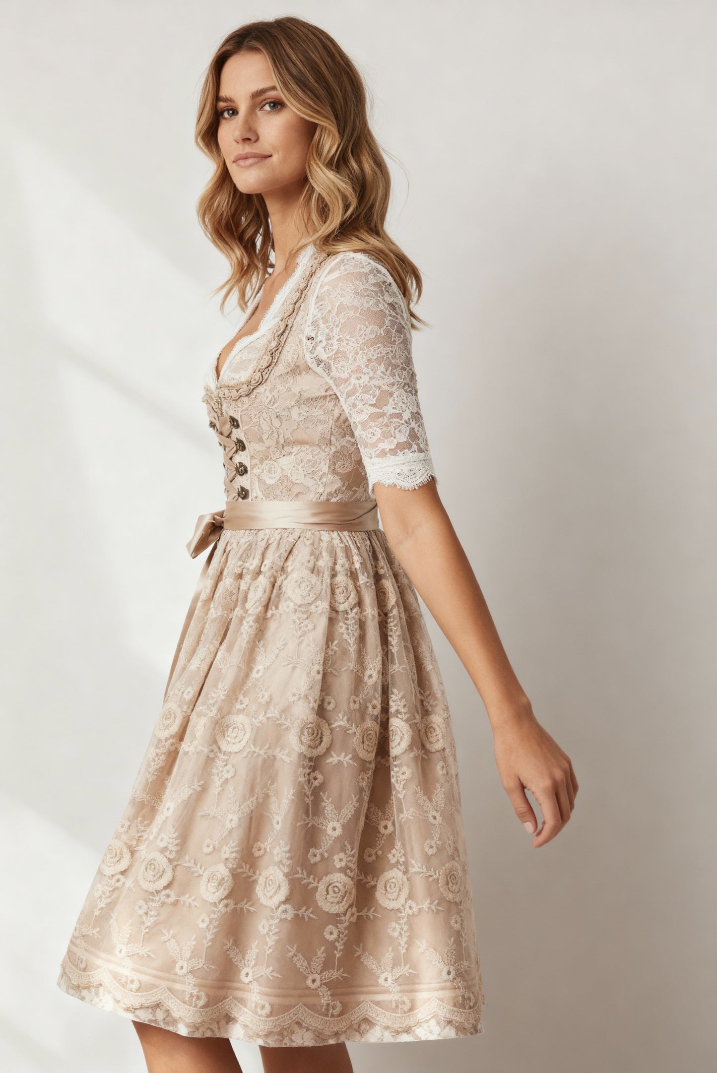 Dirndl Elegance | Traditionelles Deutsches Dirndlkleid mit Schnürmieder & Spitzenbluse