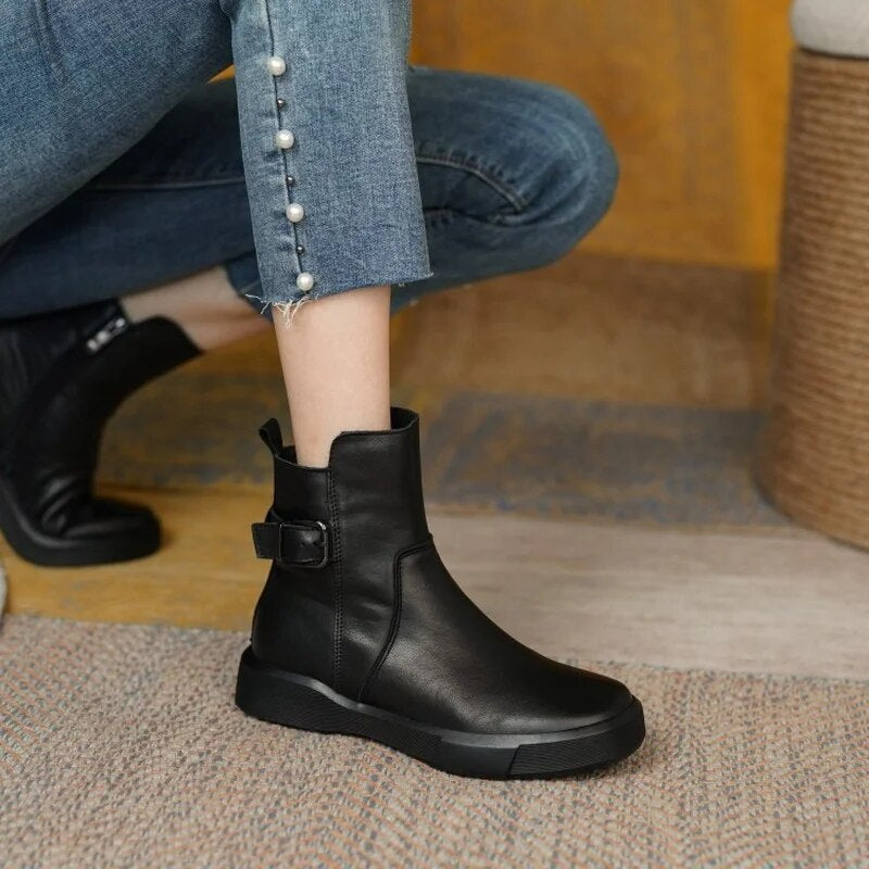 Solenne | Damen Stiefeletten in Mid-Ankle Höhe mit Seitenschnalle & flacher Komfortsohle