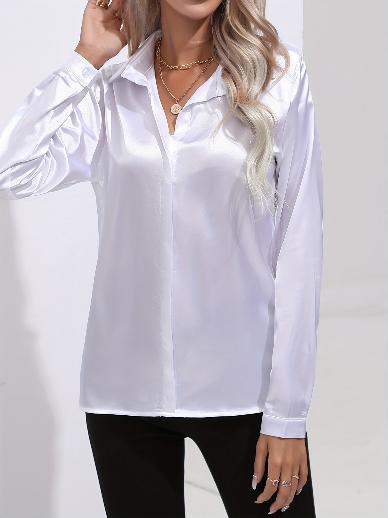 Avelyn | Elegante Satin-Bluse mit Reverskragen und Knopfleiste für Damen