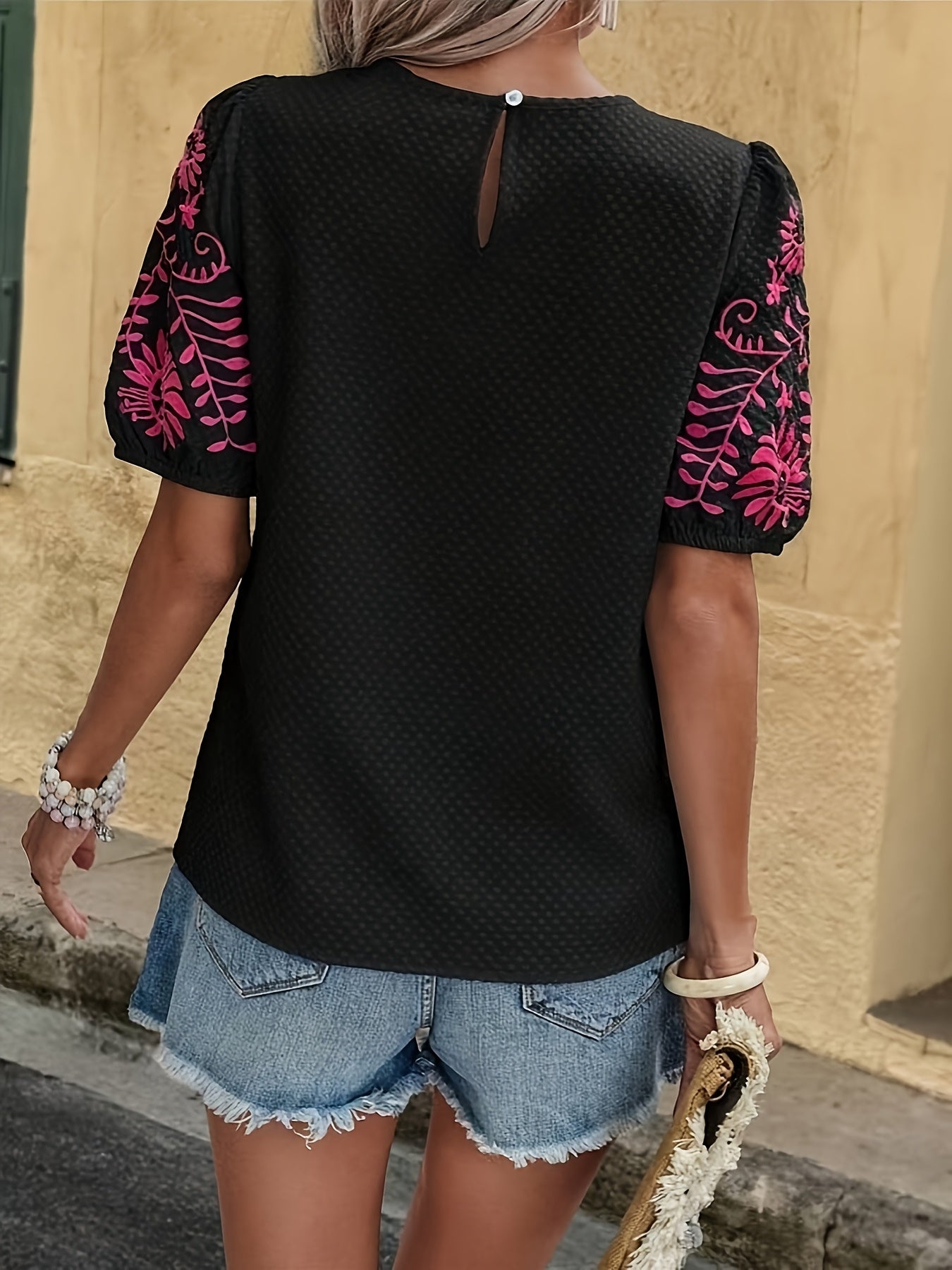 Laberta | Verspieltes Blusenshirt mit Puffärmeln & Floraler Stickerei an den Ärmeln – Sommerlich, Feminin & Luftig