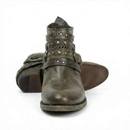 Damen Stiefeletten | Kurze Boots mit Ketten, Nieten und dekorativen Riemen