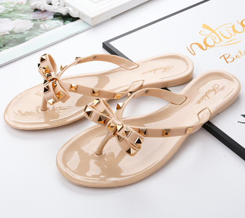 Sherica | Flache Sommerschlappen mit Metall-Detail – stilvoll & bequem