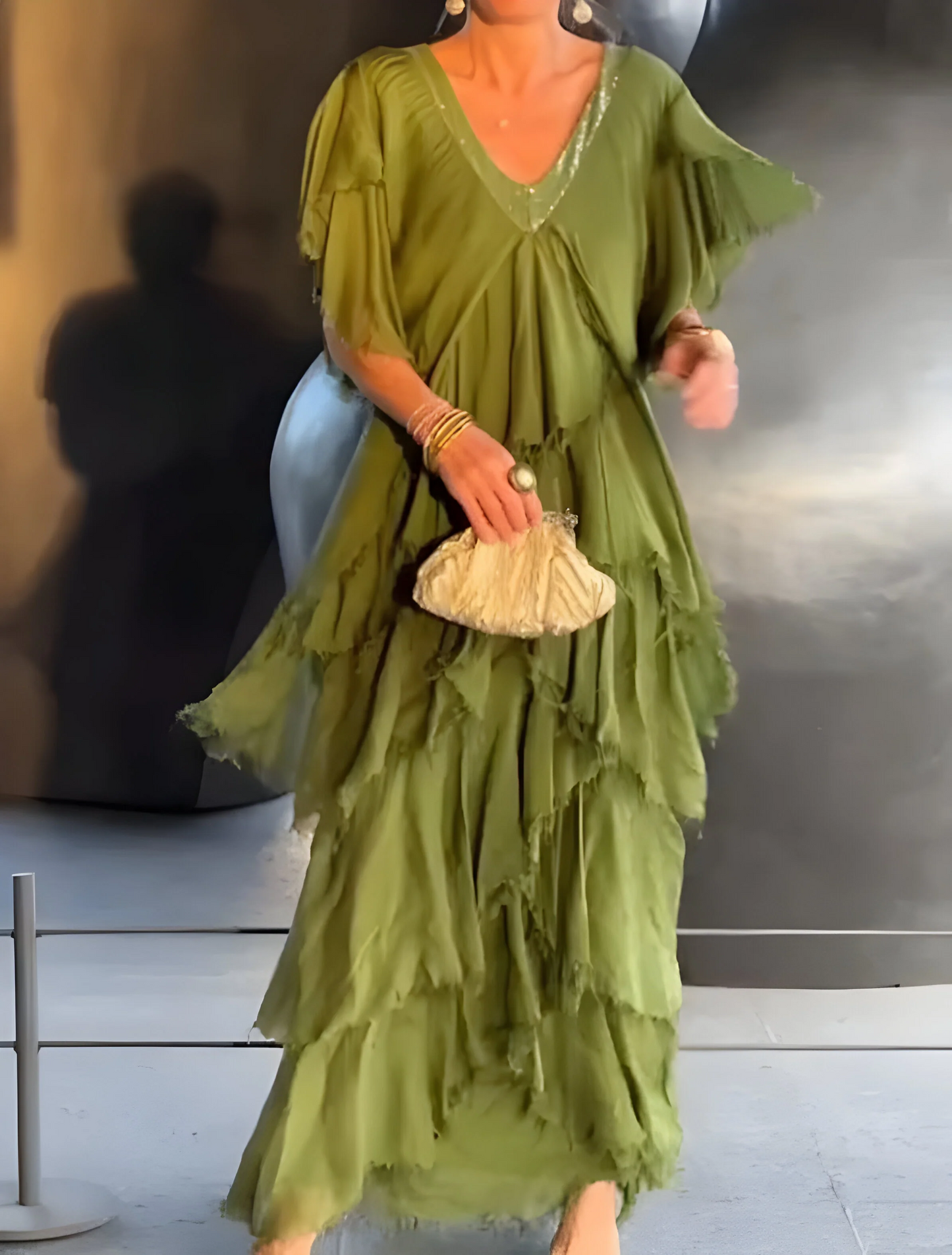 Plissee Kleid mit V-Ausschnitt – Elegant, Feminin & Zeitlos