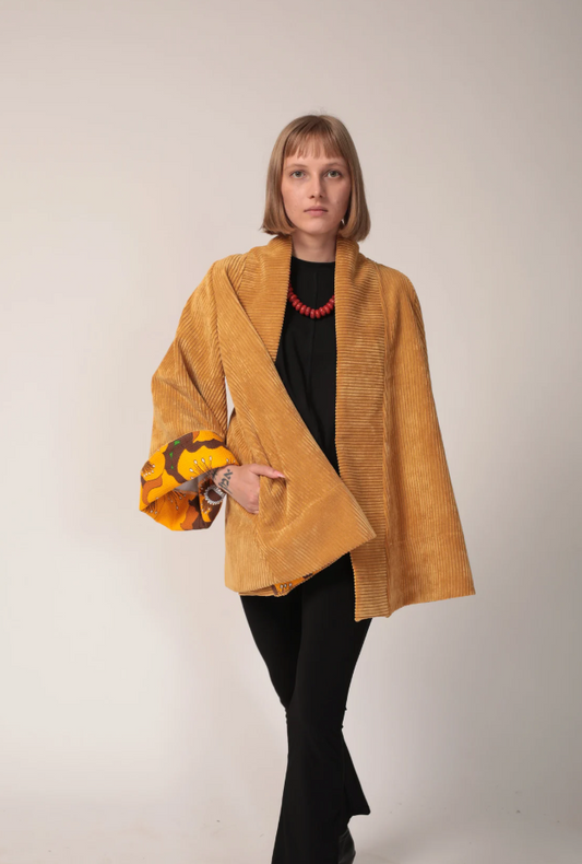 Ockerfarbene Cordjacke mit breitem Kragen