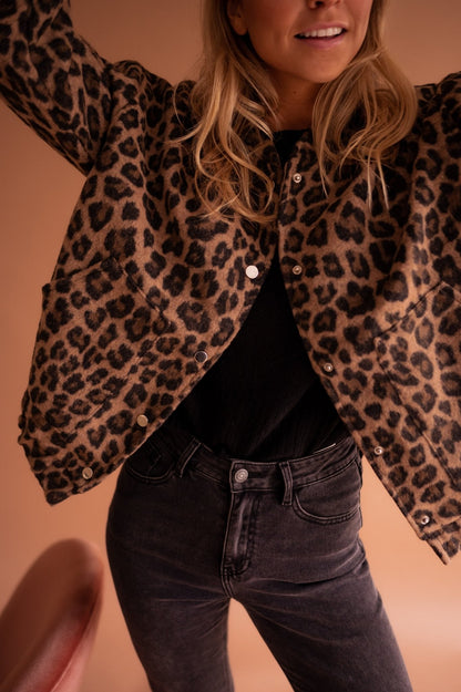 Brionelle | Modische Damenjacke mit Leopardenmuster und Knopfleiste