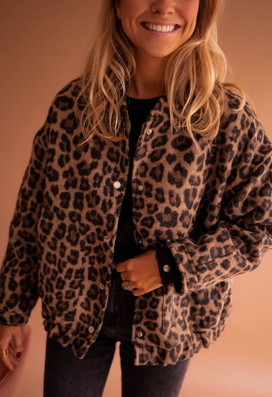 Brionelle | Modische Damenjacke mit Leopardenmuster und Knopfleiste