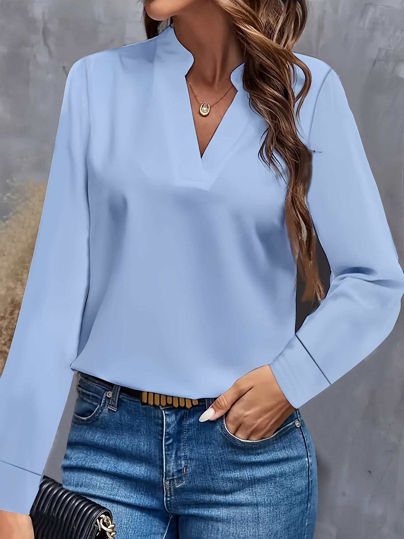 Leichte Bluse mit V-Ausschnitt und langen Ärmeln – Elegant, Modern & Vielseitig