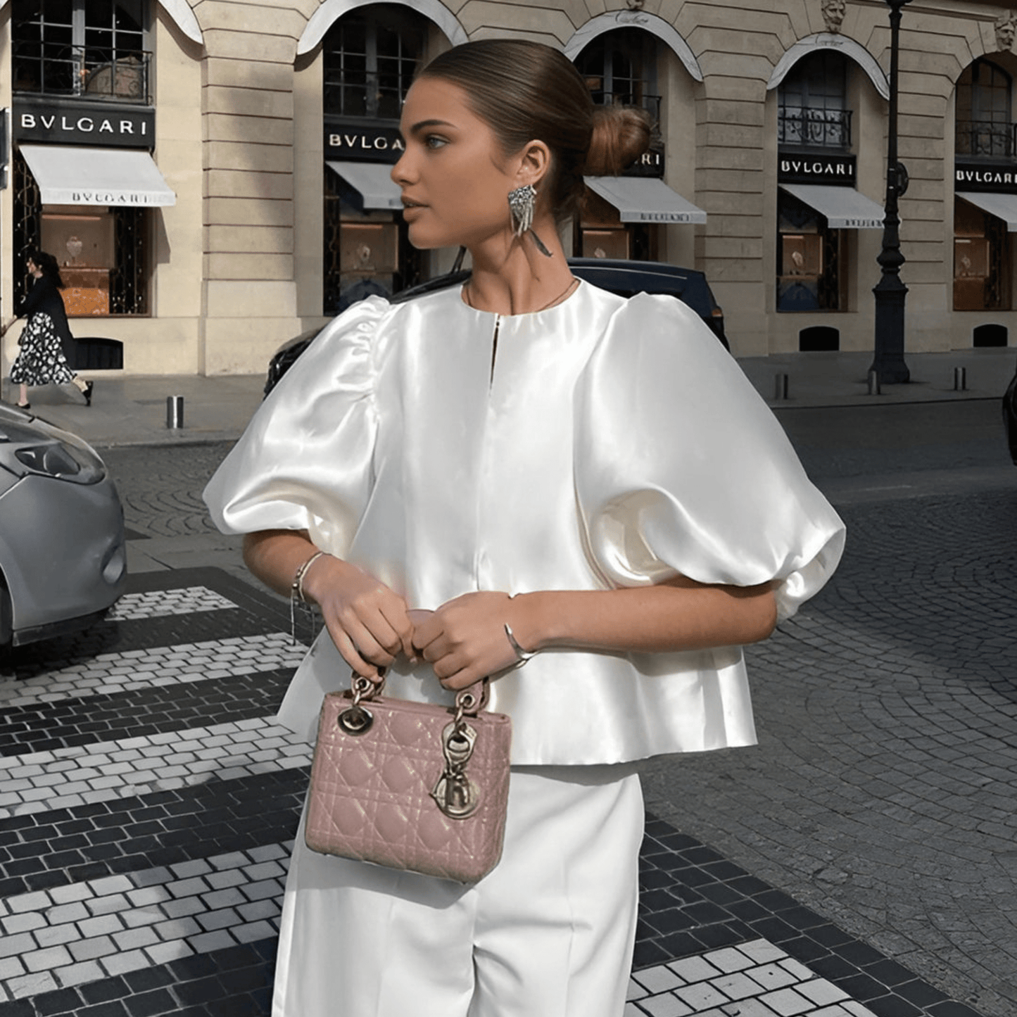 Anwyn | Weiße Damenbluse mit Puffärmeln – Locker sitzende, glänzende Seidenoptik für eleganten Style