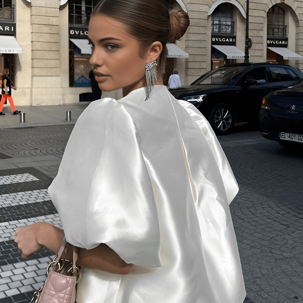 Anwyn | Weiße Damenbluse mit Puffärmeln – Locker sitzende, glänzende Seidenoptik für eleganten Style