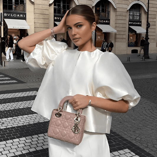 Anwyn | Weiße Damenbluse mit Puffärmeln – Locker sitzende, glänzende Seidenoptik für eleganten Style