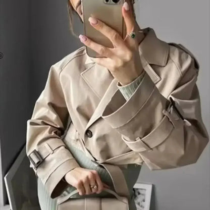 Easterine | Khaki Cropped Damenjacke mit Doppelreiher & Taillengürtel