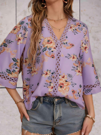 Annabeth | Damen Sommerbluse mit V-Ausschnitt & Spitzen-Details – Elegante, florale Bluse mit ausgestellten Ärmeln