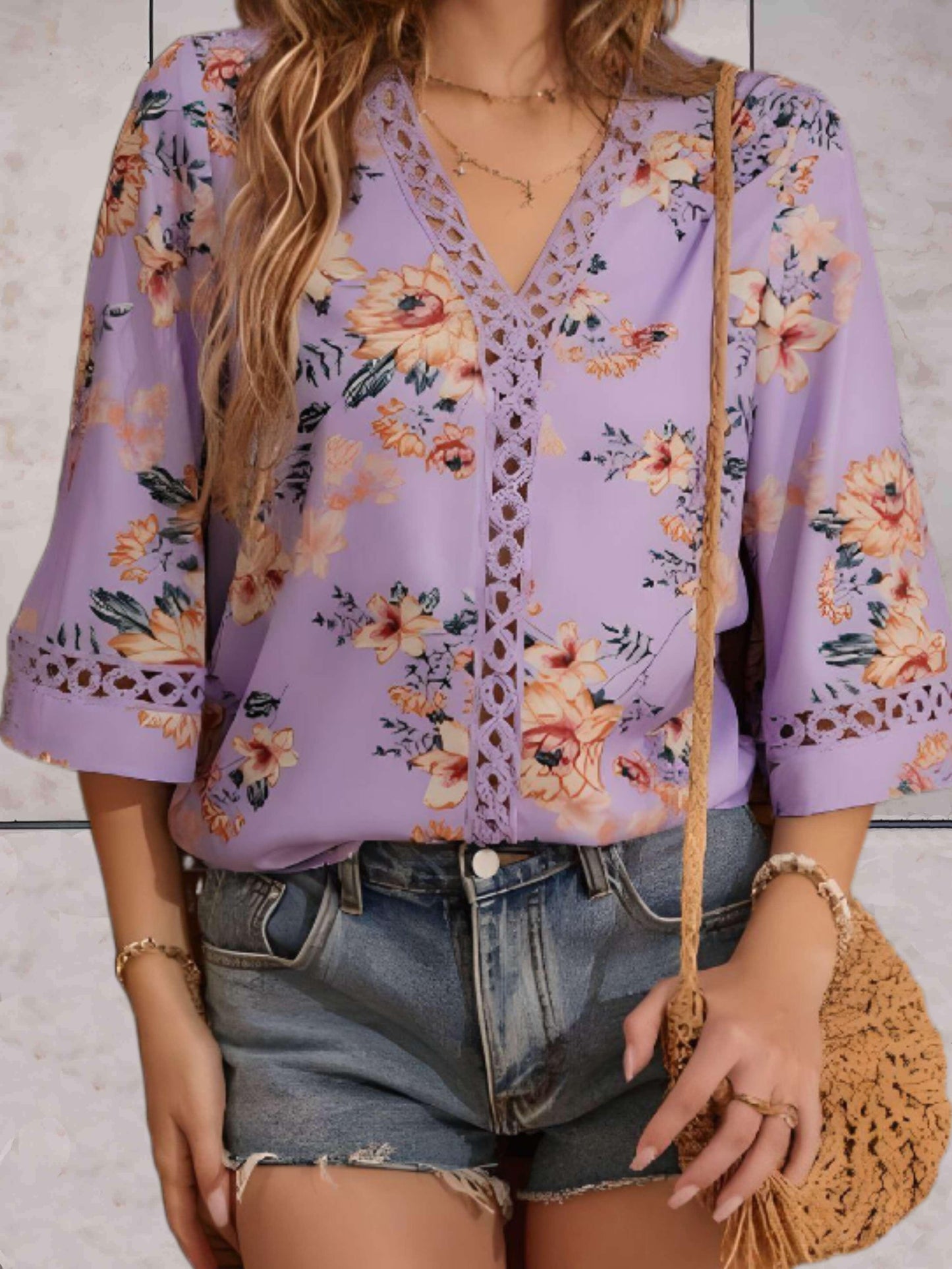 Annabeth | Damen Sommerbluse mit V-Ausschnitt & Spitzen-Details – Elegante, florale Bluse mit ausgestellten Ärmeln