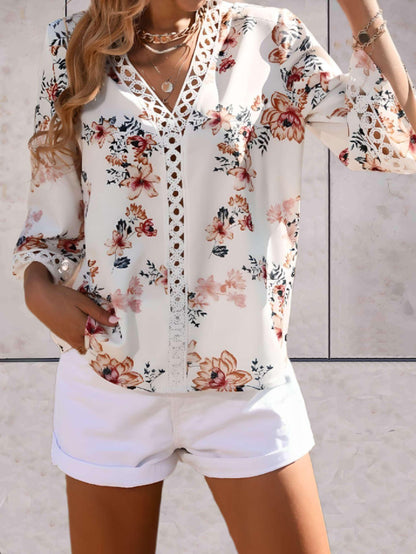 Annabeth | Damen Sommerbluse mit V-Ausschnitt & Spitzen-Details – Elegante, florale Bluse mit ausgestellten Ärmeln