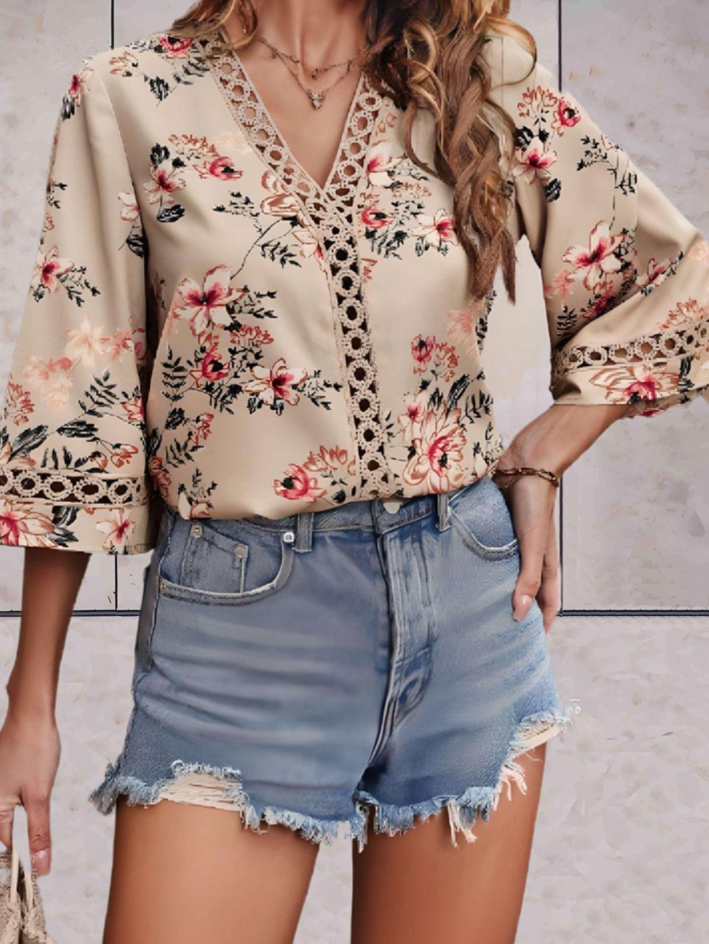 Annabeth | Damen Sommerbluse mit V-Ausschnitt & Spitzen-Details – Elegante, florale Bluse mit ausgestellten Ärmeln