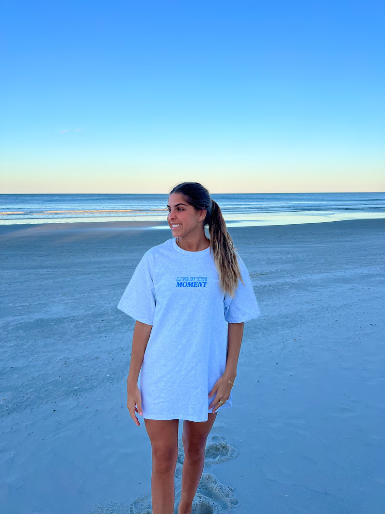 Übergroßes T-Shirt-Kleid mit Slogan