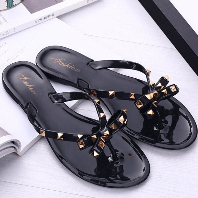 Sherica | Flache Sommerschlappen mit Metall-Detail – stilvoll & bequem